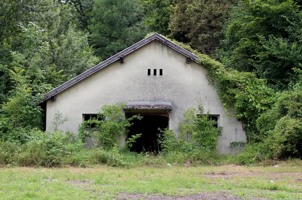 Ancienne Petite Caserne Militaire Délabrée Avec Fenêtres Cassées Portes Entrée — Photo