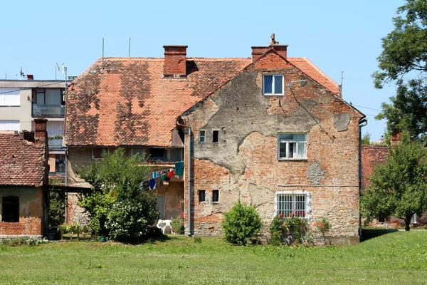 Ancienne Maison Famille Banlieue Brique Rouge Avec Façade Fissurée Fenêtres — Photo