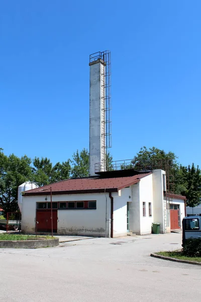 Petit Bâtiment Industriel Devant Une Grande Cheminée Béton Rectangulaire Blanc — Photo