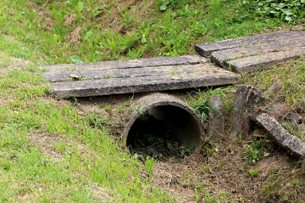 Bouře Odvodnění Betonové Trubky Pokryté Starými Zchátralými Betonové Dlaždice Které — Stock fotografie