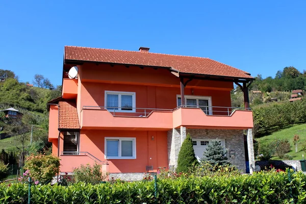 Casa Familiar Suburbana Con Fachada Rosa Baldosas Piedra Garaje Cubierto — Foto de Stock