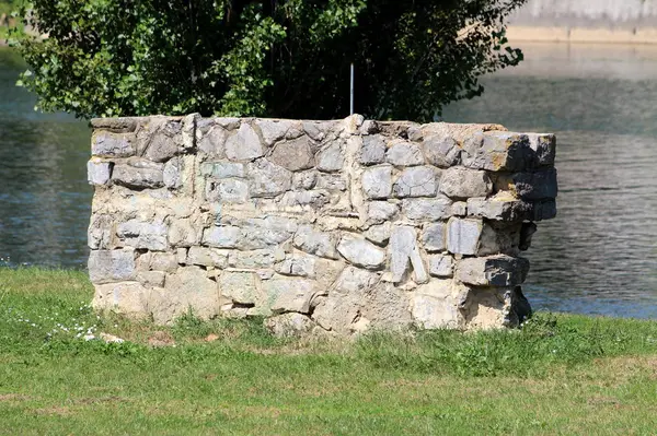 Ruinas Tradicionales Muralla Piedra Izquierda Orilla Del Río Rodeado Hierba —  Fotos de Stock