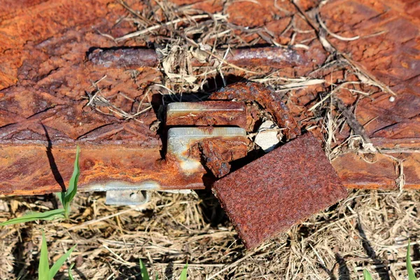 Sehr Alte Völlig Verrostete Große Vorhängeschlossverriegelung Mit Starkem Kanaldeckel Umgeben — Stockfoto