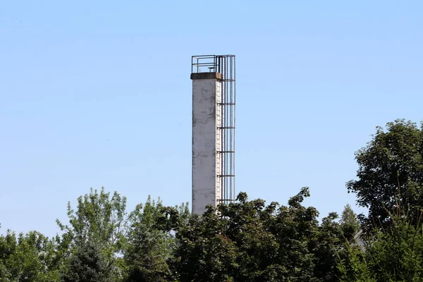 Witte Rechthoek Beton Industriële Schoorsteen Met Metalen Trap Beveiligd Met — Stockfoto