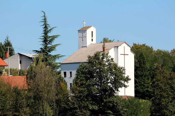 Bílý Vysoký Úzký Katolický Kostel Vrcholu Malého Kopce Zcela Obklopen — Stock fotografie