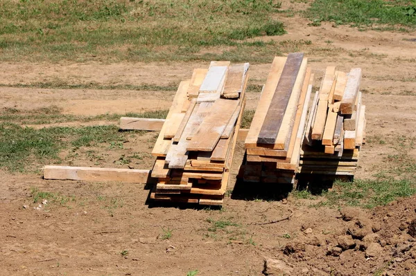 Dřevěné Desky Různých Velikostech Naskládané Hromadách Místním Staveništi Obklopeno Suchou — Stock fotografie