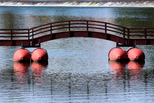 Ponte Pontão Flutuante Madeira Com Flutuadores Vermelhos Arco Central Fixado — Fotografia de Stock