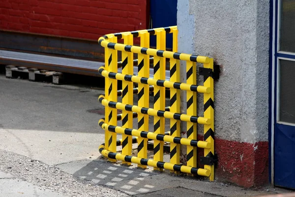 Чорно Жовтий Смугастий Щільний Міцний Захисний Паркан Стабілізованому Промисловому Будівельному — стокове фото