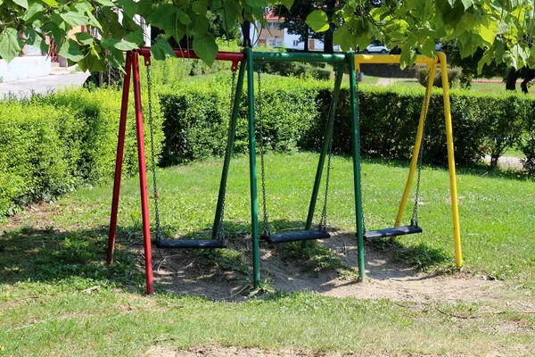 Colorido Patio Público Aire Libre Equipo Metal Swing Con Tres — Foto de Stock
