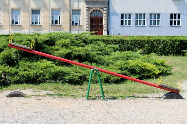 Équipement Terrain Jeu Public Extérieur Métal Coloré Forme Balançoire Avec — Photo