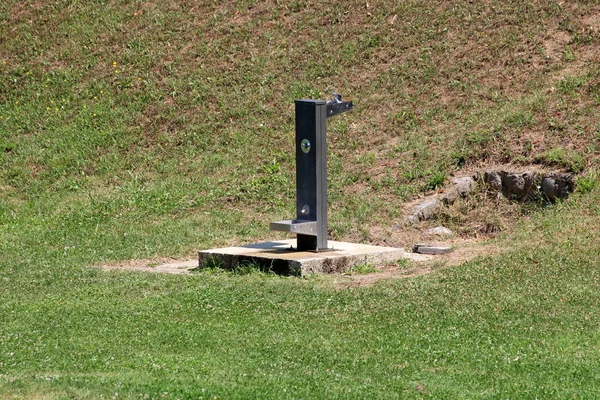 Parque Público Aire Libre Oscuro Fuente Agua Dos Niveles Para — Foto de Stock