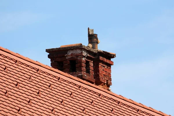 Zniszczony Stary Zniszczony Komin Czerwonych Cegieł Rdzewiałą Rurą Metalową Górze — Zdjęcie stockowe