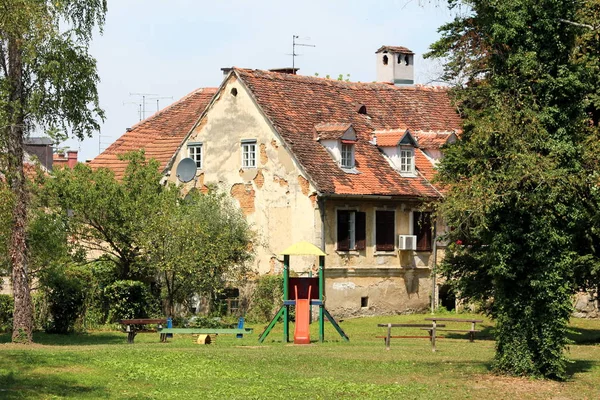 Zniszczony Stary Podmiejski Dom Rodzinny Popękaną Fasadą Kolorowym Zewnętrznym Publicznym — Zdjęcie stockowe