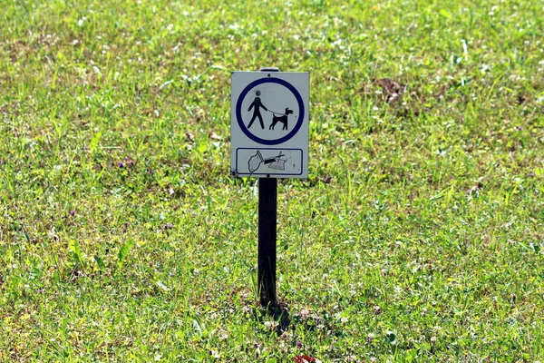 Honden Toegelaten Kleine Metalen Wit Bord Met Instructies Schoon Maken — Stockfoto