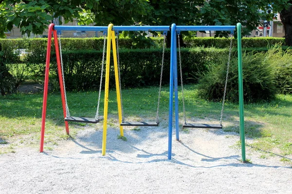 Vorderansicht Der Bunten Outdoor Spielgeräte Schaukel Mit Drei Kunststoffsitzen Schatten — Stockfoto