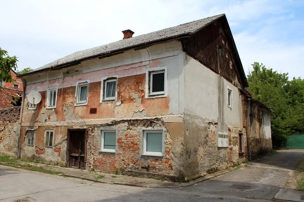 Büyük, harap olmuş bir banliyö aile evi. Yüzü harap olmuş, kırmızı tuğlaların yenilenmesi gerekiyor. Şehrin eski kesiminde birkaç yeni penceresi kırık asfalt yol ile çevrili.