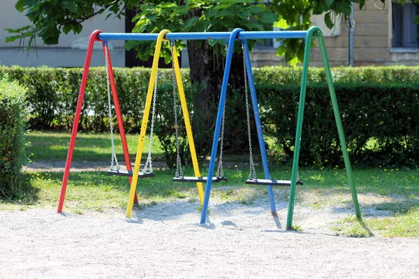 Metall Bunte Outdoor Spielgeräte Schaukel Mit Drei Kunststoffsitzen Schatten Des — Stockfoto