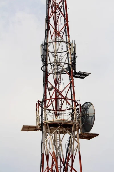 Střední Část Silného Vysokého Mobilního Telefonu Červená Bílá Anténa Věž — Stock fotografie