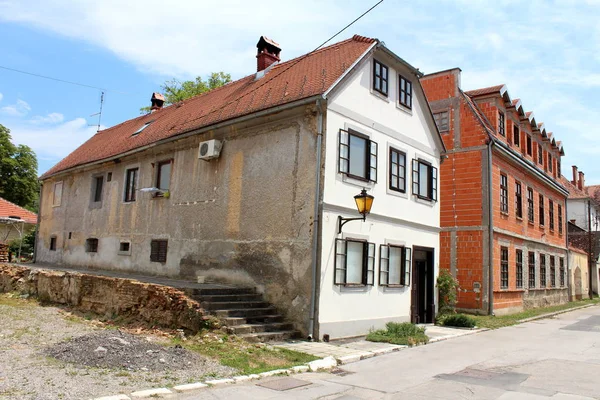 Narrow Elongated Old Dilapidated Suburban Family House Cracked Facade Renovated — Stock Photo, Image