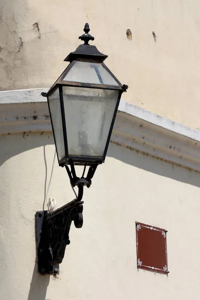 Oude Barokke Straatlamp Met Zwarte Smeedijzeren Behuizing Gemonteerd Aan Zijkant — Stockfoto