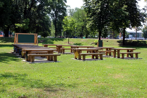 Outdoor Klassenzimmer Mit Tischen Und Bänken Aus Stabilen Holzstämmen Öffentlichen — Stockfoto