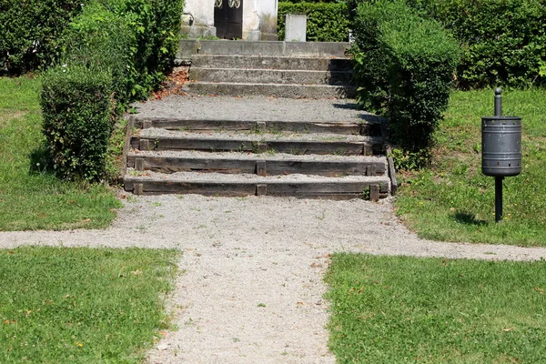 Public Park Vintage Retro Improwizowane Kroki Wykonane Zniszczonych Starych Pękniętych — Zdjęcie stockowe