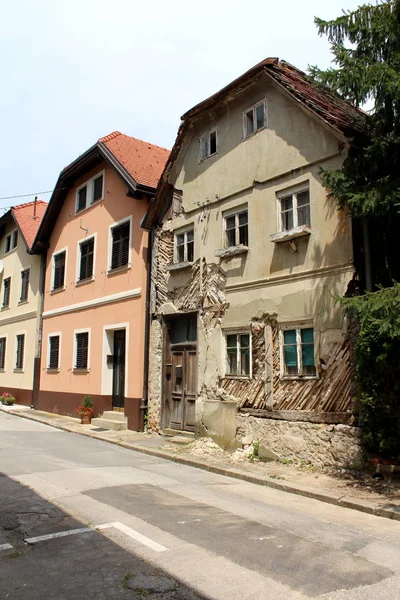 Rangée Vieilles Maisons Familiales Banlieue Rénovées Avec Une Ruine Abandonnée — Photo