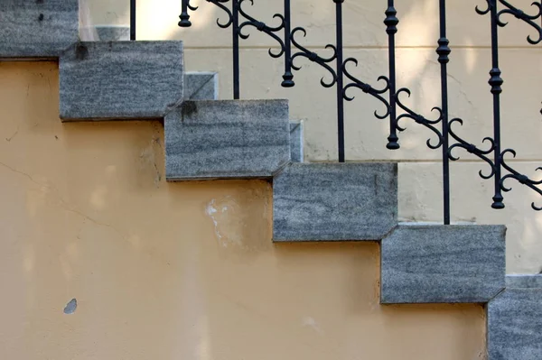 Vue Latérale Des Escaliers Béton Recouverts Carreaux Marbre Style Baroque — Photo