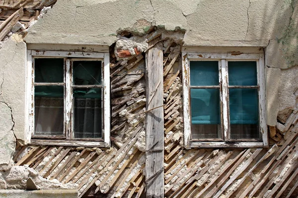 Şehrin Eski Bölümlerinde Yıkılmış Duvarları Olan Terk Edilmiş Banliyö Harabelerinde — Stok fotoğraf