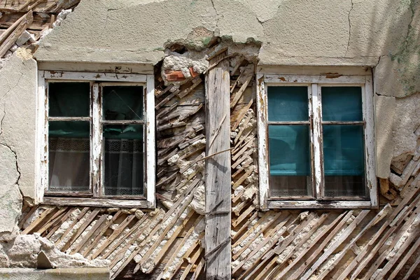 Dos Ventanas Viejas Con Marcos Madera Blancos Agrietados Ruinas Abandonadas — Foto de Stock