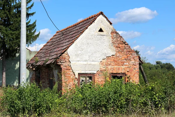Opuszczone Małe Czerwone Cegły Ruiny Domów Podmiejskich Rozbitymi Oknami Zniszczonym — Zdjęcie stockowe