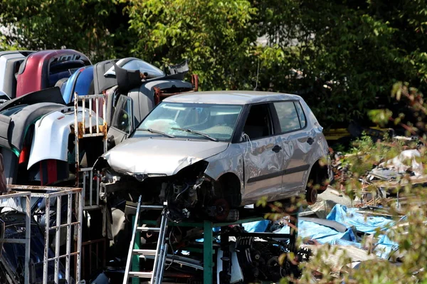 Restos Automóviles Dejados Después Accidente Patio Chatarra Local Pila Piezas — Foto de Stock