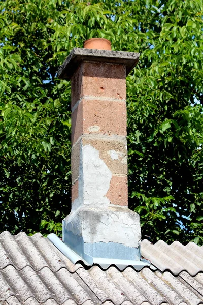 Dilapidada Chimenea Antigua Hecha Bloques Construcción Con Parches Hormigón Parte — Foto de Stock