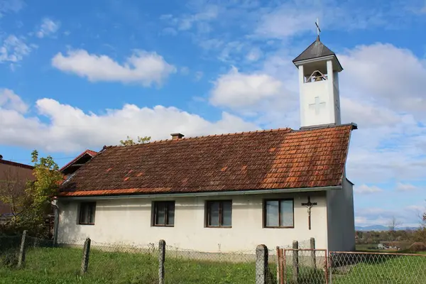 Podlouhlý Malý Starý Katolický Kostel Bílou Zvonice Pokryté Kovovou Střechou — Stock fotografie