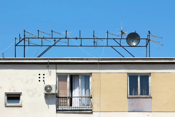 Eski Apartman Binasının Tepesinde Çeşitli Şekil Büyüklükteki Çoklu Televizyon Antenlerini — Stok fotoğraf
