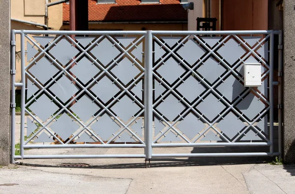 Нові Закриті Двері Сірого Металу Декоративним Дизайном Встановлені Старих Бетонних — стокове фото