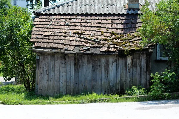 Stary Zniszczony Magazyn Popękanych Drewnianych Desek Pokrytych Połamanymi Dachówkami Mechem — Zdjęcie stockowe