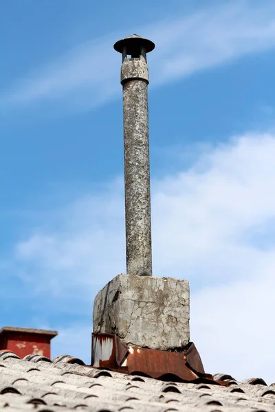 Stary Wąski Zniszczony Komin Pękniętym Fundamencie Betonowym Zamontowany Opuszczonym Podmiejskim — Zdjęcie stockowe