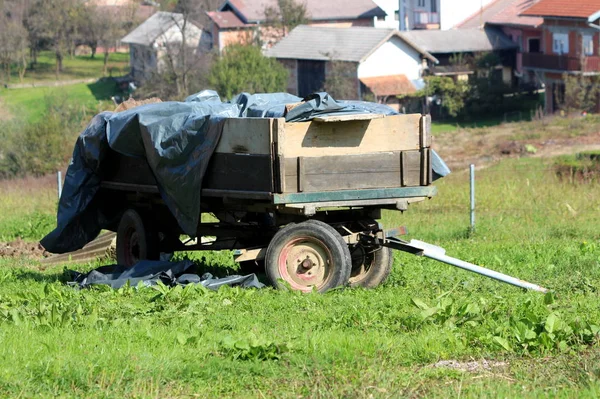 Ancienne Remorque Tracteur Rustique Vintage Délabrée Recouverte Épais Nylon Foncé — Photo