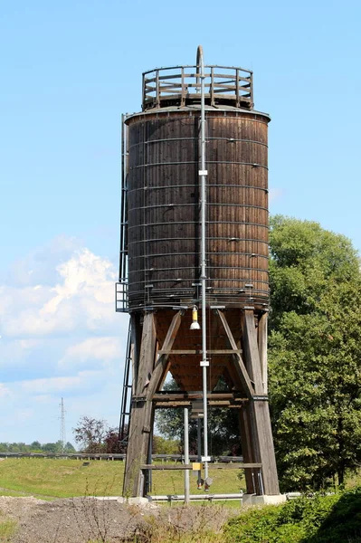 Oude Houten Opslagsilo Met Metalen Draagframe Smalle Metalen Pijp Aan — Stockfoto