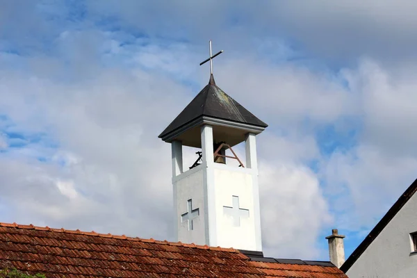 Obdélníkový Katolický Kostel Zvonice Křížem Vyřezávané Bílé Fasádě Pokryté Tmavou — Stock fotografie