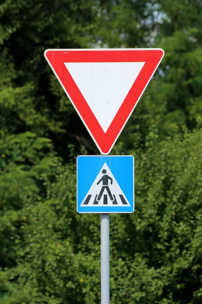 Rode Witte Driehoek Wijken Geven Wegwijzer Boven Voetgangers Kruising Blauw — Stockfoto