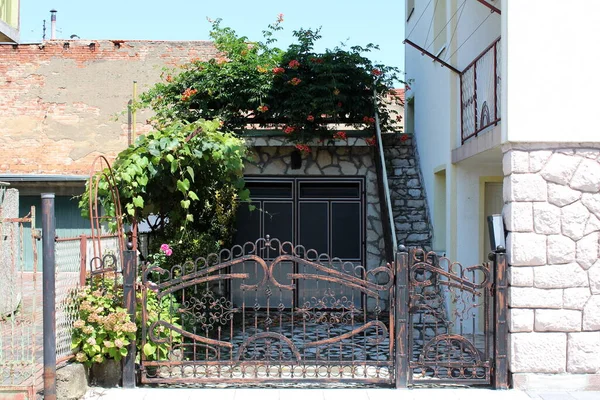 Suburban Family House Driveway Covered Stone Tiles Closed Massive Strong — Stock Photo, Image