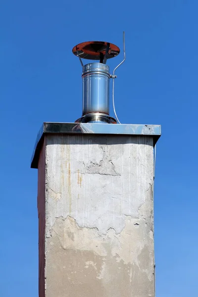 Glanzend Metaal Nieuwe Kleine Schoorsteen Met Metalen Kap Bliksemafleider Top — Stockfoto