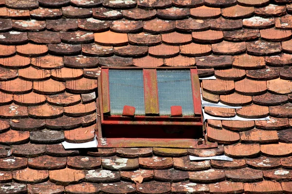 Petite Fenêtre Toit Rectangulaire Avec Verre Sécurité Cassé Monté Avec — Photo