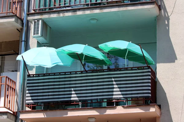 Three Light Green Parasols Providing Shade Old Apartment Building Balcony — Stock Photo, Image