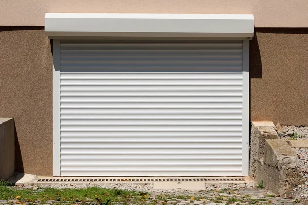 Telecomandato Nuovo Moderno Garage Esterno Bianco Roll Porte Montate Sul Foto Stock Royalty Free