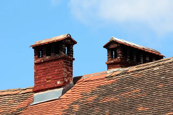 Dos Alargados Estrechos Ladrillos Color Rojo Oscuro Viejas Chimeneas Rotas —  Fotos de Stock