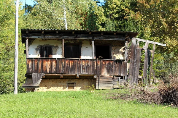 Opuszczony Stary Rocznik Zrujnowany Zniszczony Beton Drewniany Podmiejski Dom Rodzinny — Zdjęcie stockowe