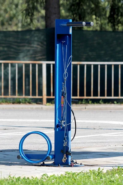 Estación Pública Reparación Bicicletas Con Portabicicletas Varias Herramientas Colgadas Alambre — Foto de Stock